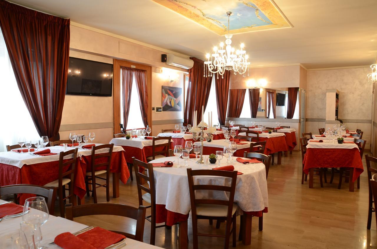 Hotel La Fenice Chiari Extérieur photo